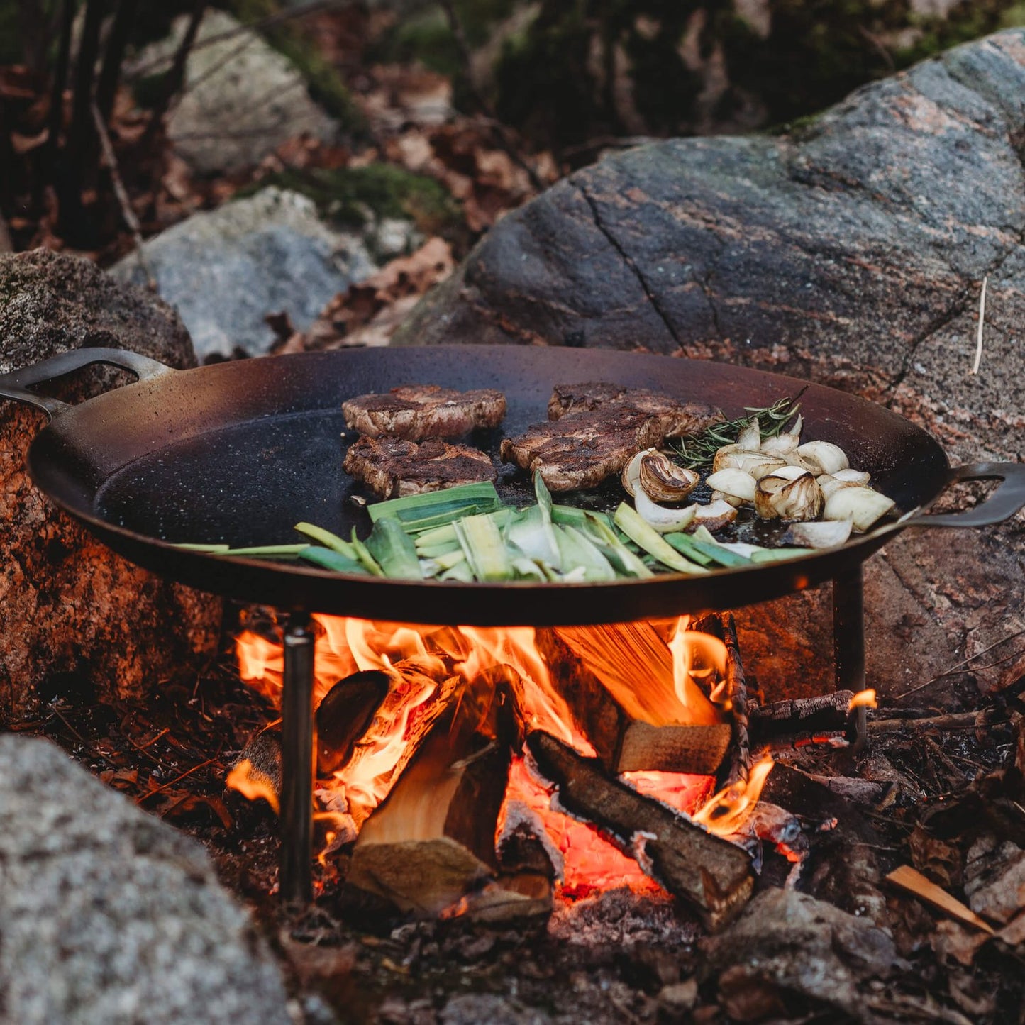 GrillSymbol utomhus stekhäll med ben Stark set, ø 58 cm
